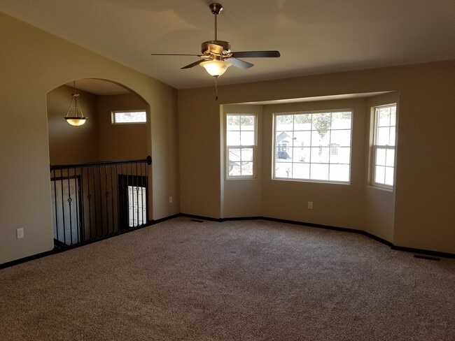 Building Photo - 4 BEDROOM | 3 BATH | TOWNHOME | GARAGE | WEST SIDE