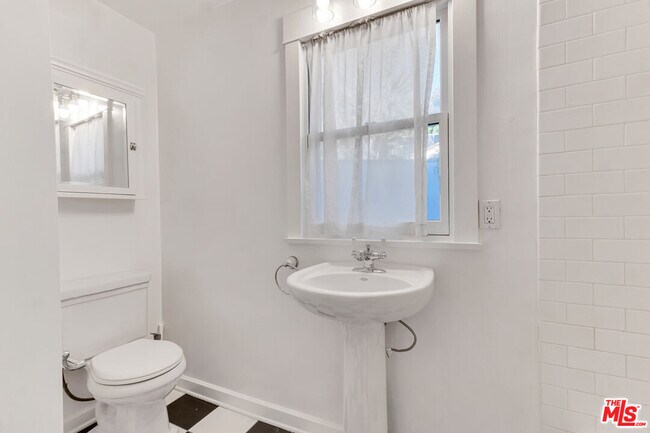 Building Photo - 6117 Glen Holly St