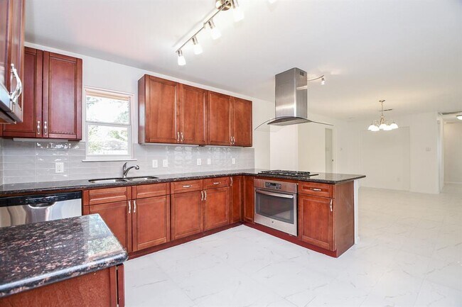 Building Photo - 9806 Larston St