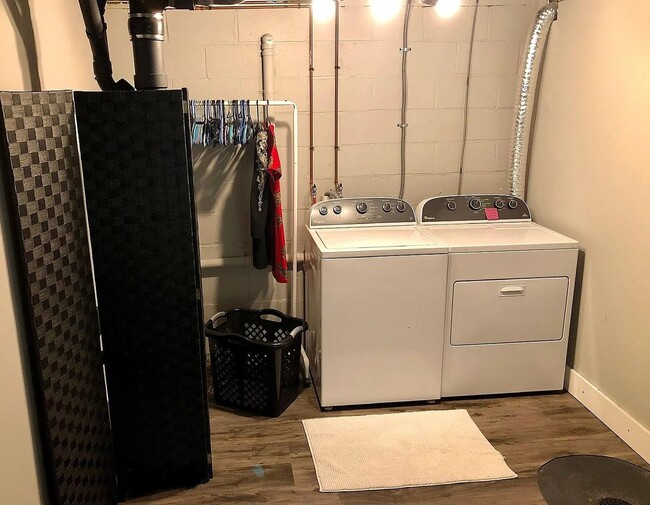 Building Photo - Spacious 5 Bedroom Home Perfectly Located ...