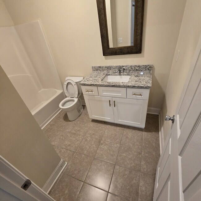 Building Photo - 5 Bedroom and 4.5 Baths. This home has it ...