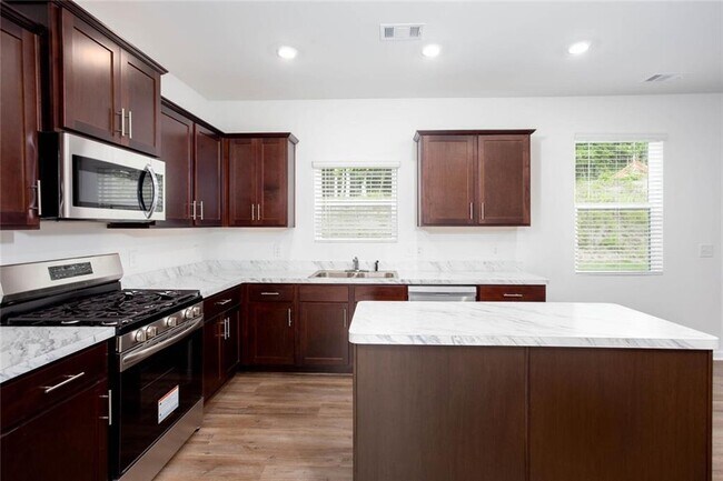Building Photo - 590 River Run Dr