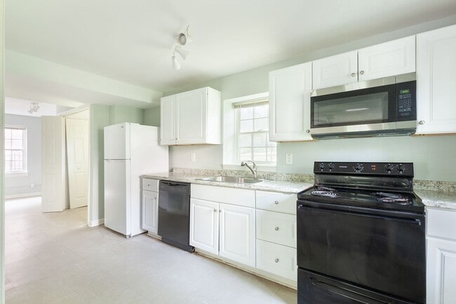 Building Photo - Spacious 3bd/2ba On Quiet Street Minutes F...