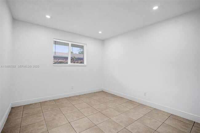 Building Photo - 136 NW 6th Ave