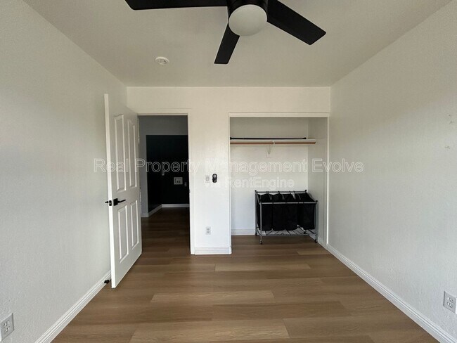 Building Photo - 4926 E Whitehall Dr