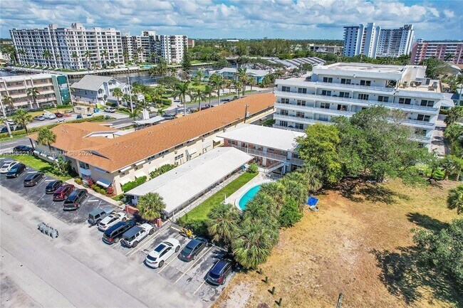 Building Photo - 3217 NE 11th St