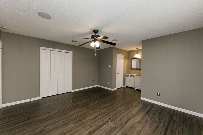 Building Photo - Marvelous in Milwood!