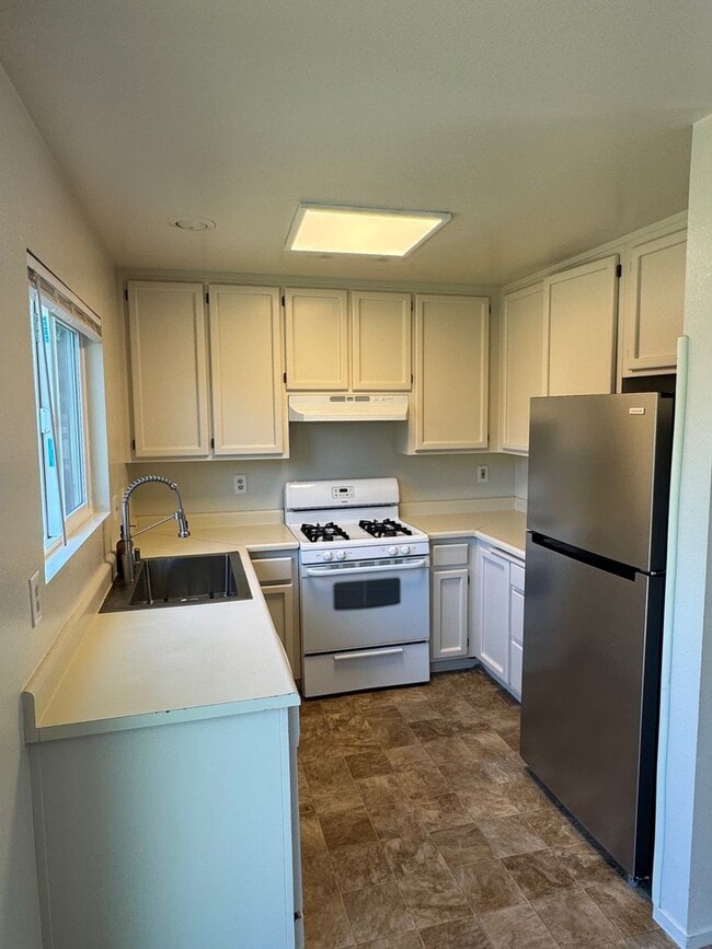 Building Photo - Charming 3 bedroom 1.5 bathroom Two story Town House with an attached garage.