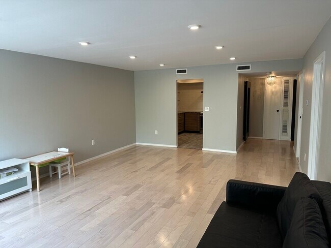 Building Photo - 406 Paradise Rd