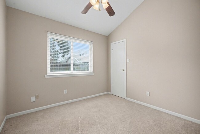 Building Photo - 454 Lost Rock Dr