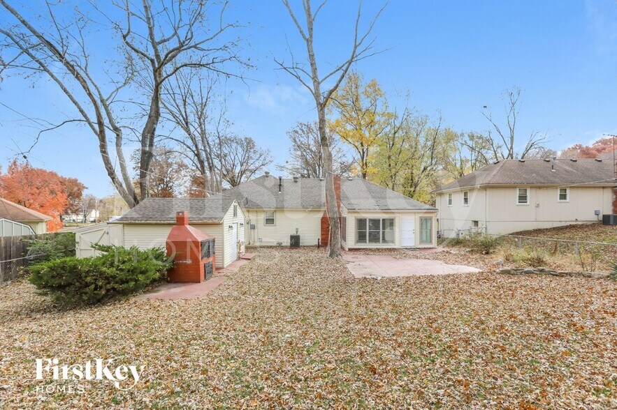 Building Photo - 9000 N Grand Ave