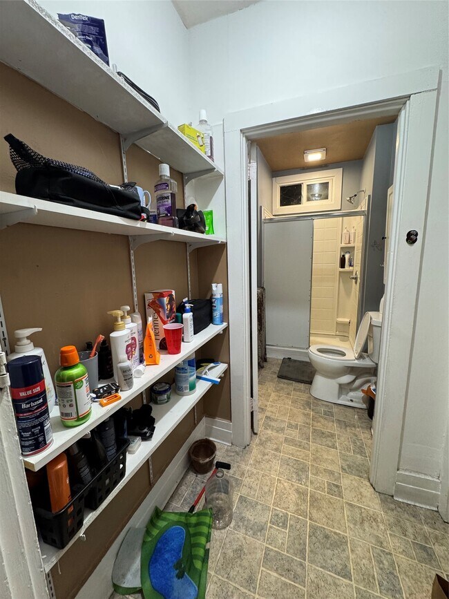 Building Photo - 121 Oak St