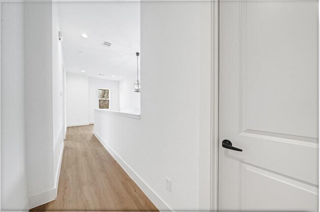 Building Photo - 2311 Solo St