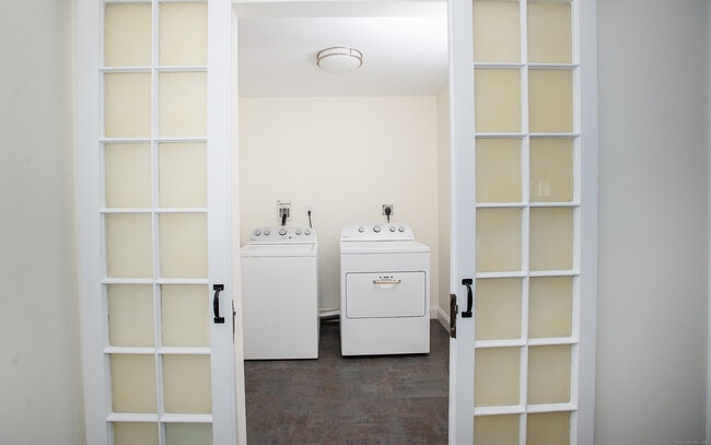 Building Photo - 180 Peaceable Ridge Rd