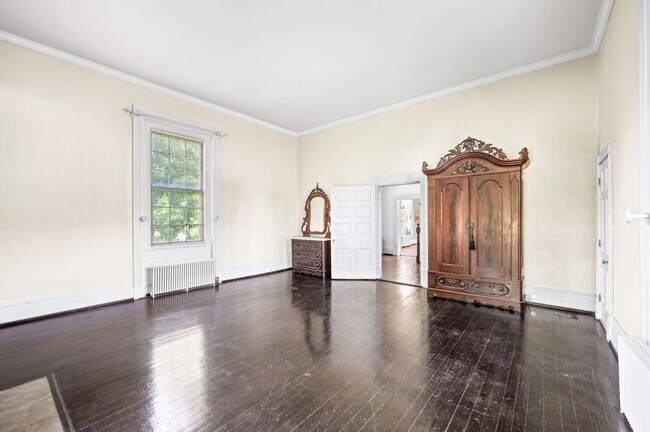 Building Photo - Charming 4BE/3BA Home in Historic Downtown...