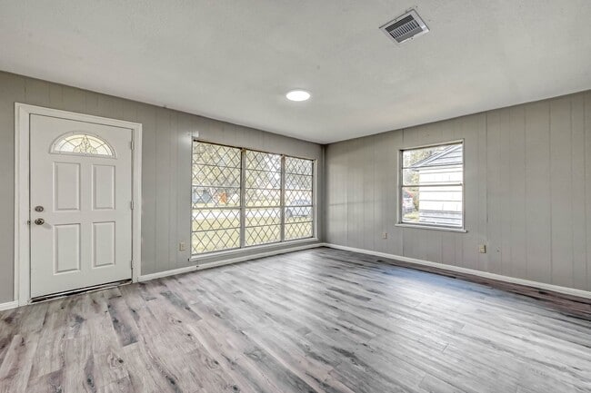 Building Photo - Affordable 3BD/2BA single-family house!