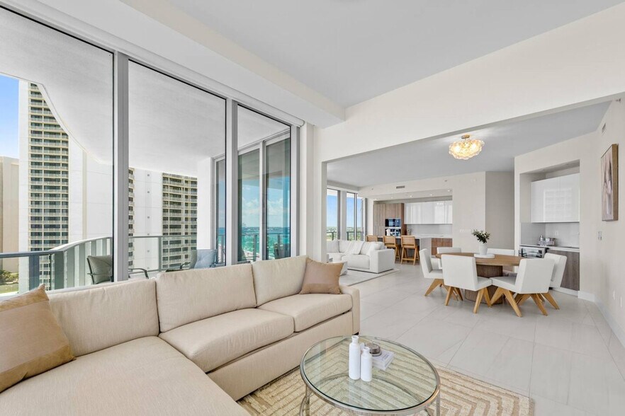 Building Photo - 3100 N Ocean Dr