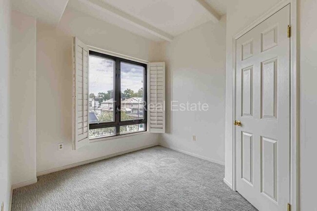 Building Photo - MOVE IN  SPECIAL