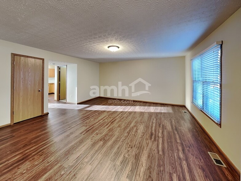 Building Photo - 378 Wheatfield Dr