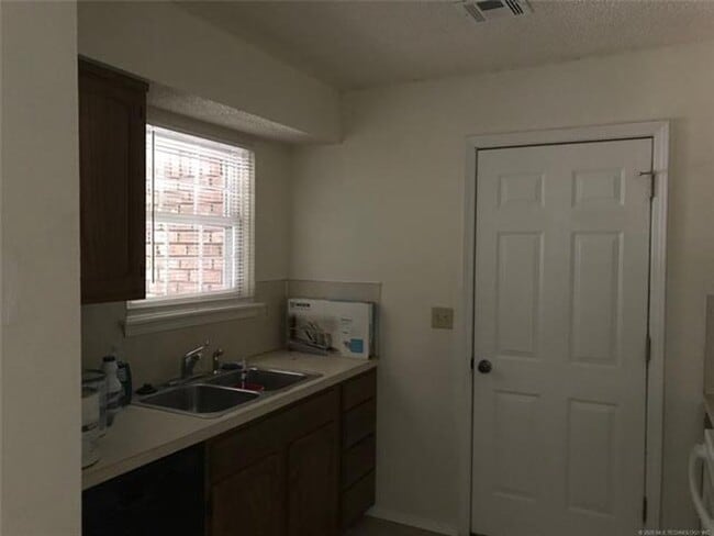 Building Photo - UNION Schools 3/2/2 near High School and Woodland Hills Mall.