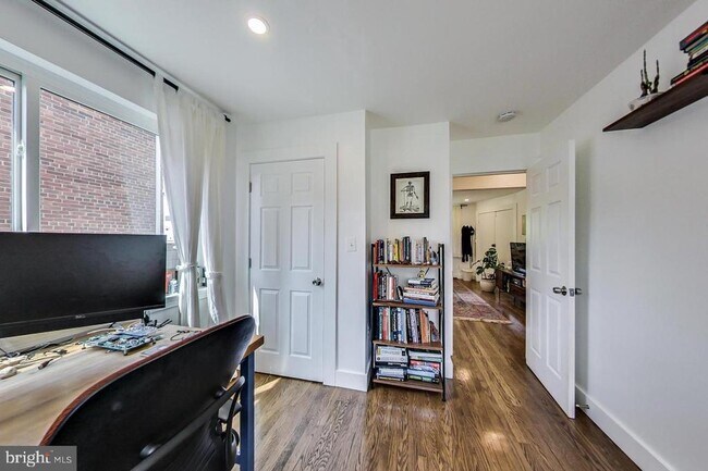 Building Photo - 213 Hawaii Ave NE