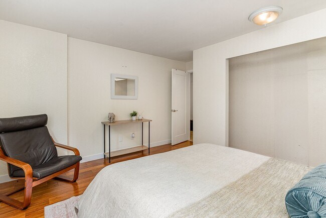 Building Photo - Updated Bellevue Condo in Racquet Club — P...