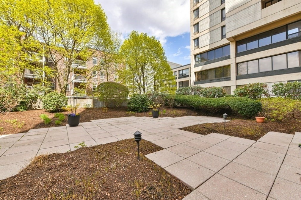 Building Photo - 931 Massachusetts Ave