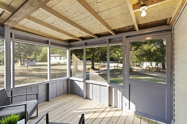 Screened porch with seating - 40 Collins Village Cir