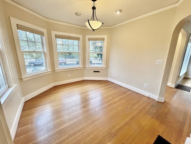 Building Photo - Rare Find, Large 3bd/2bathroom (w/ Bonus Rooms) House Near Rose City Golf Course