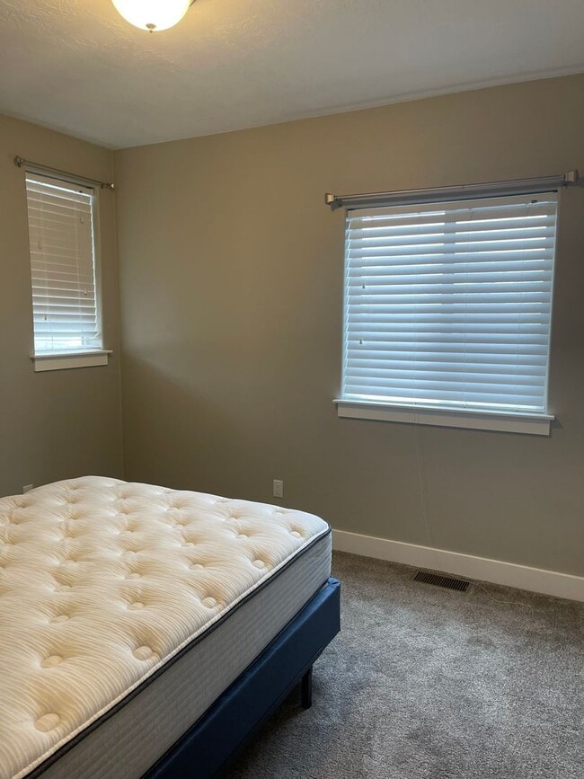 Building Photo - Beautiful Townhome