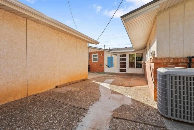 Building Photo - Huge 3 Bed 3 Bath House Near Texas Tech