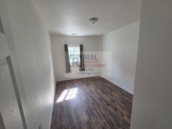 Building Photo - Updated 5 Bedroom Home!