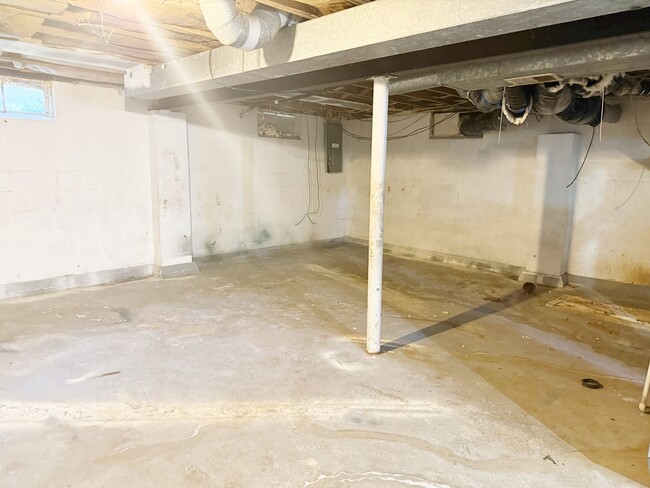 Building Photo - 1611 Sweetser Ave