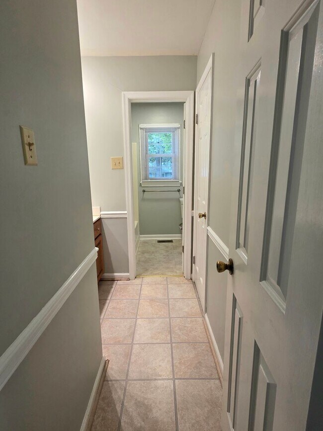 Building Photo - Cute Ranch in Yorktown Ready For New Tenants!