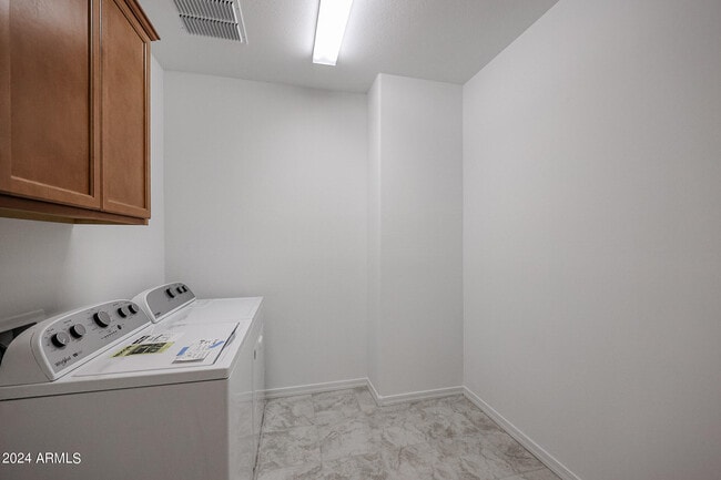 Building Photo - 8752 W Medlock Dr