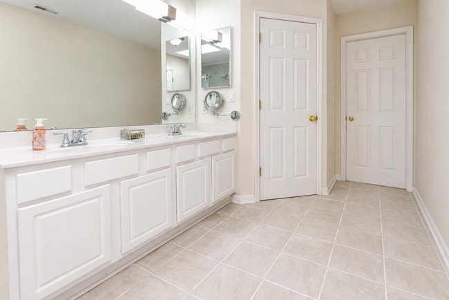 Building Photo - Beautifully Renovated 3 Bed / 2.5 Bath Home on Quiet Cul-de-Sac