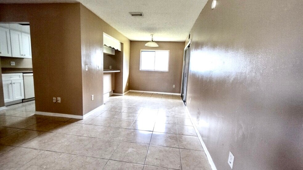 Building Photo - 1348 W Evans Cir