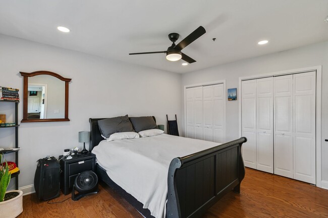 Building Photo - Beautiful Bi-level Condo For Rent In Fairmount With Parking!