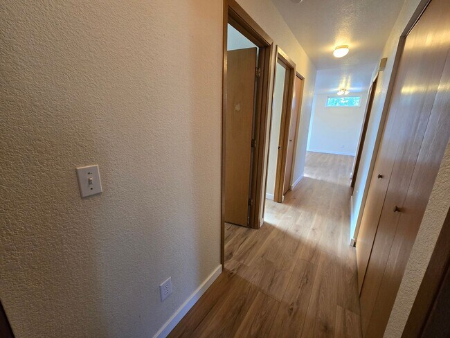 Building Photo - 810 N Siony