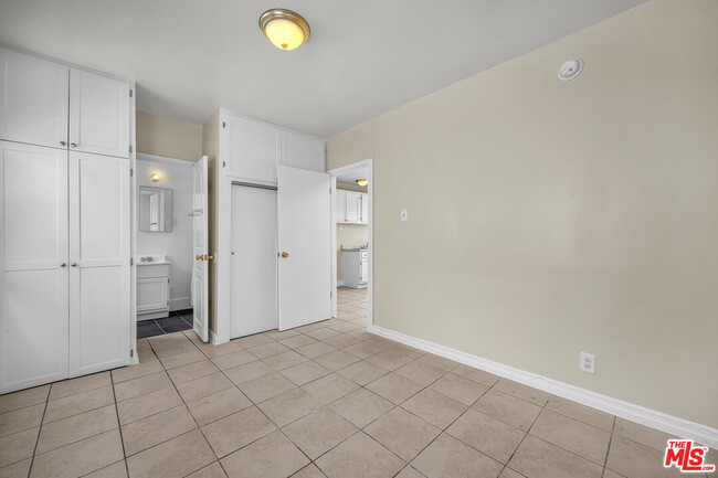 Building Photo - 522 E Kelso St