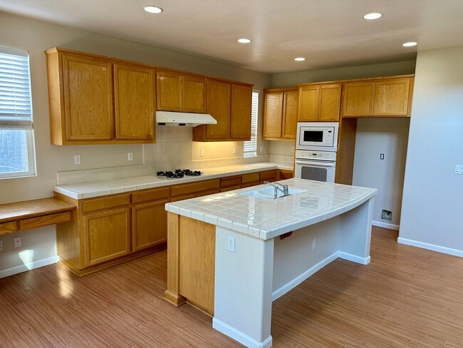 Building Photo - Large beautiful home, new paint. Bedroom a...