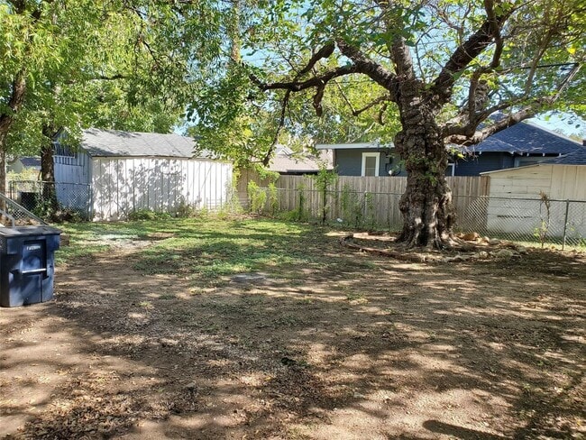 Building Photo - Spacious 3 Bed, 1 Bath Near Historic Fairmount- 76104