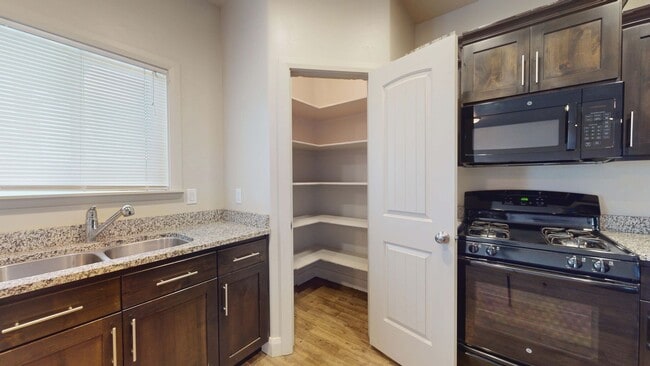 Building Photo - 3 Bedroom Cedar Bend Townhome
