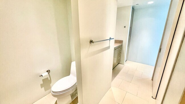 Building Photo - LUXURY DOWNTOWN PENTHOUSE w/ PANORAMIC VIE...