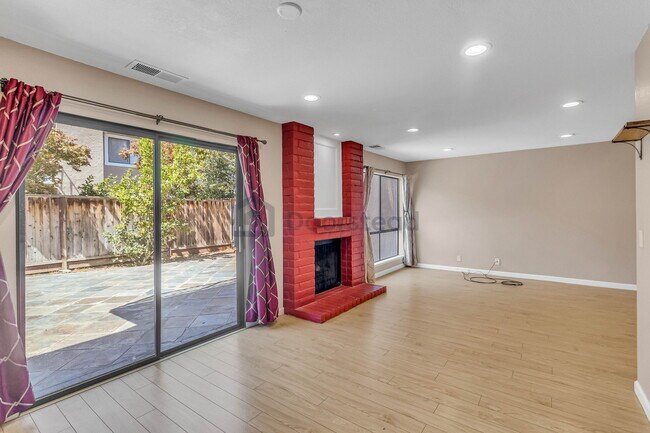 Building Photo - 1362 Casa Ct