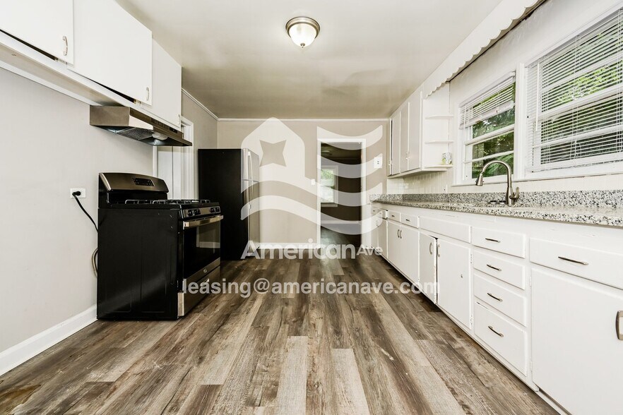 Building Photo - 156 Parkwood Ave