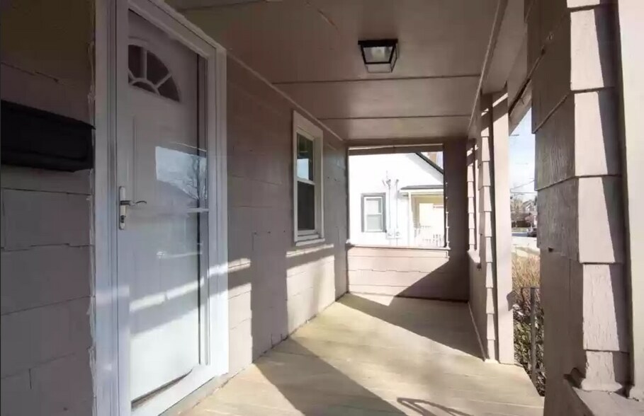 Building Photo - 14744 Athens Ave