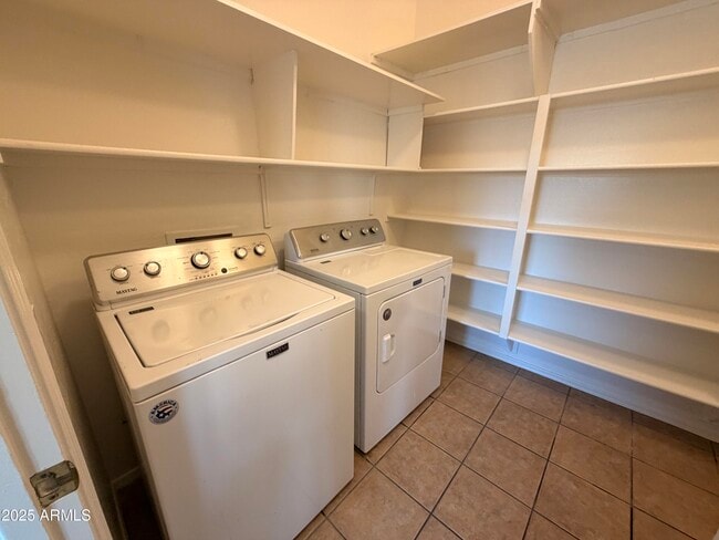 Building Photo - 422 E Saddle Way