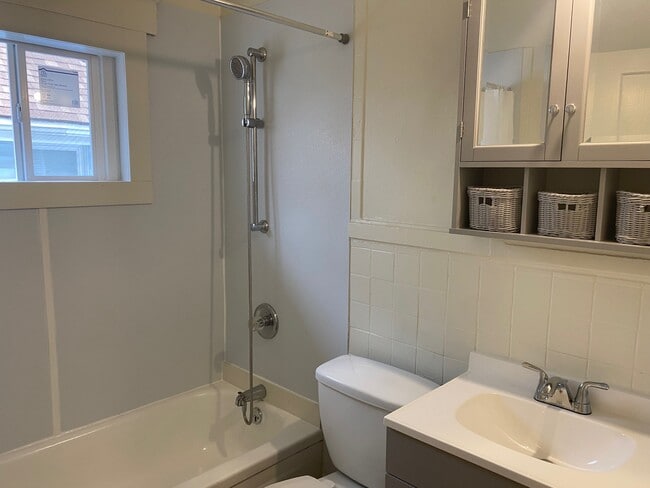 Building Photo - 1629 Grantwood Ave