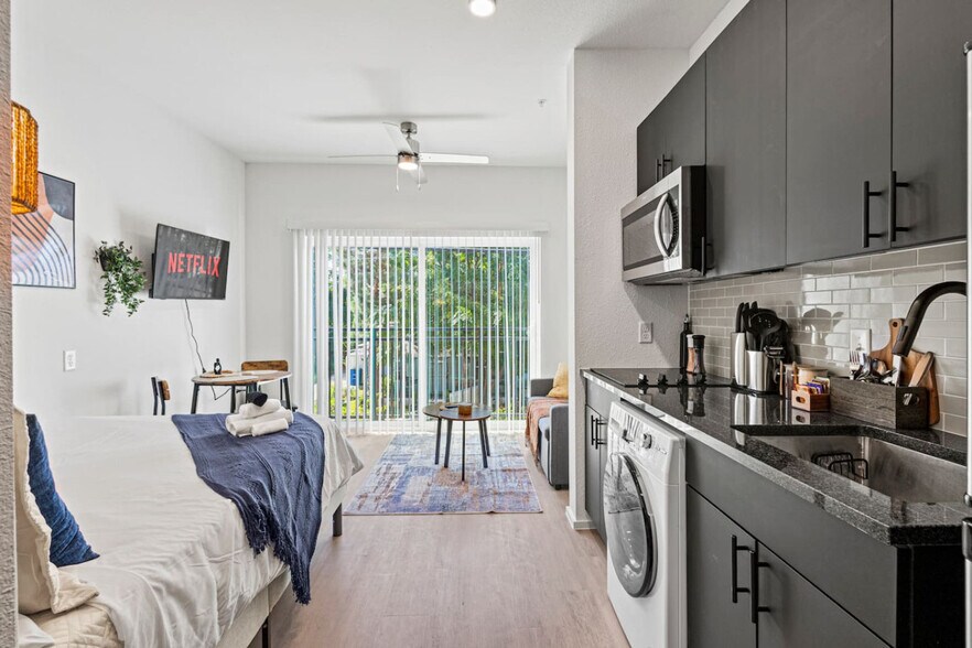 Building Photo - 596 W 9th St